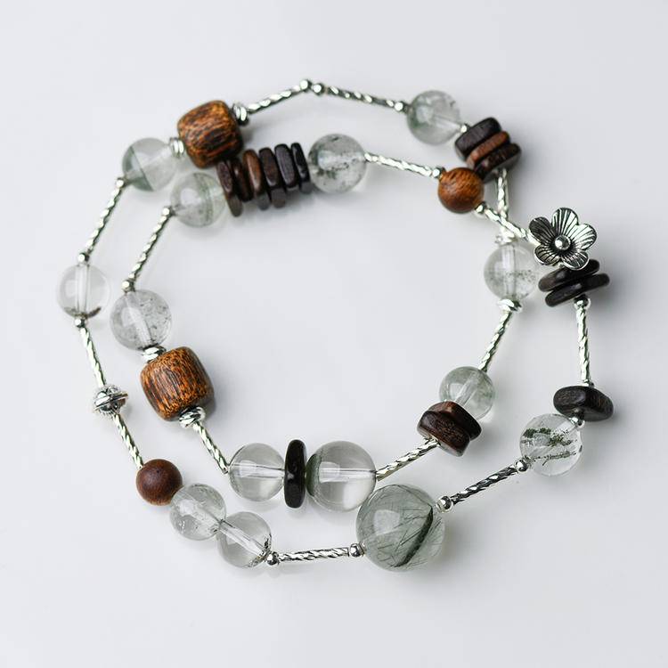 Agarwood and green quartz bracelet close view