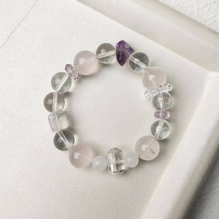 Rose quartz and amethyst bracelet close view