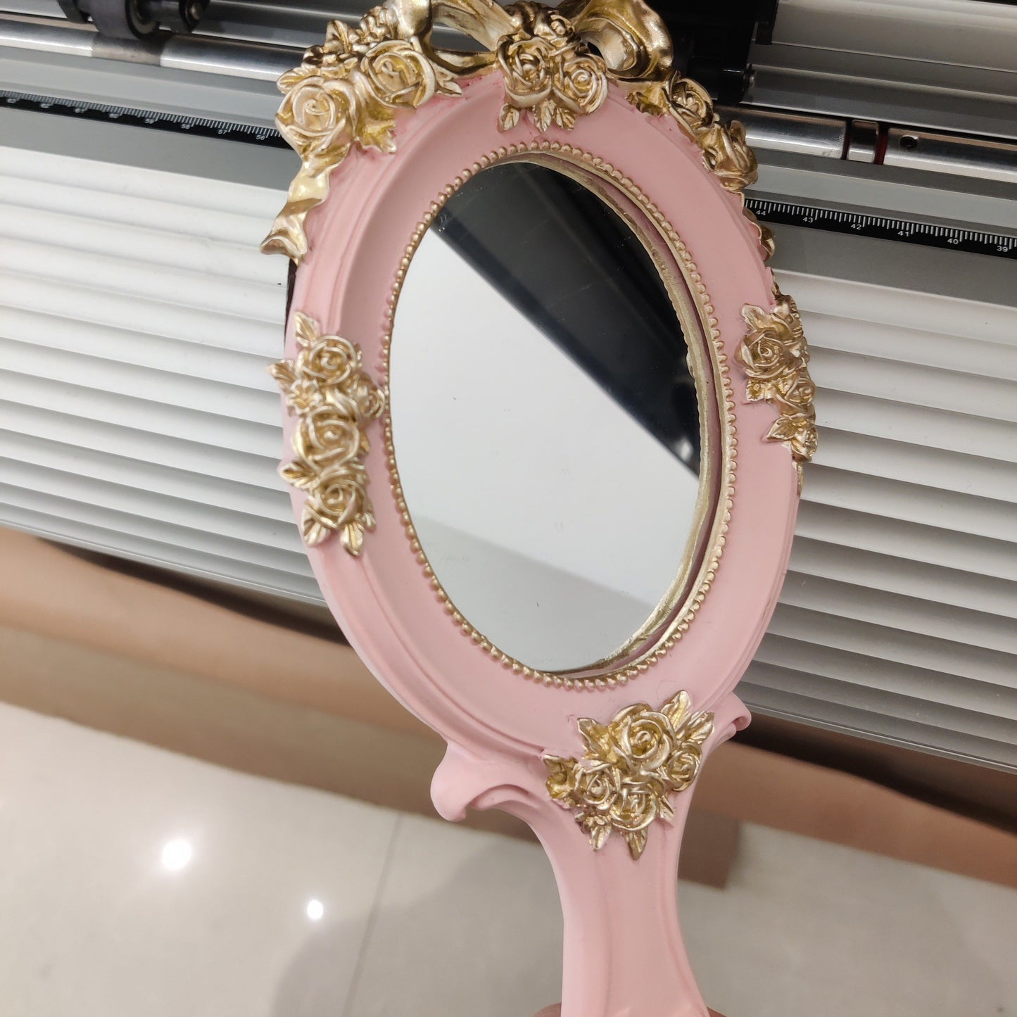 Handheld vanity mirror alternate view